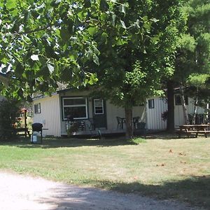 Colonial Bay Motel And Cottages